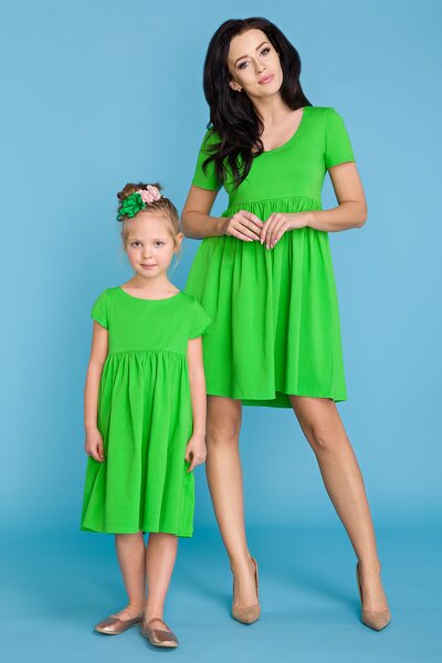 Zielona sukienka odcinana pod biustem