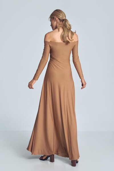 Zmysłowa beżowa sukienka z odkrytymi ramionami