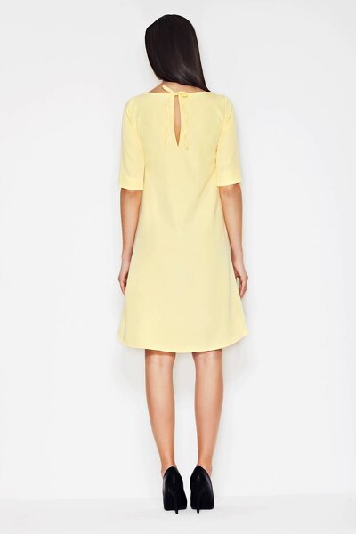 Żółta sukienka midi o asymetrycznym fasonie