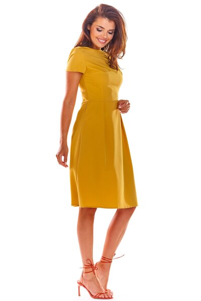 Żółta taliowana sukienka o długości midi