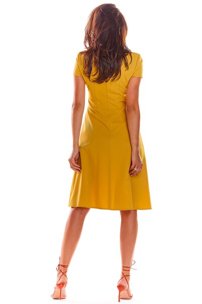 Żółta taliowana sukienka o długości midi