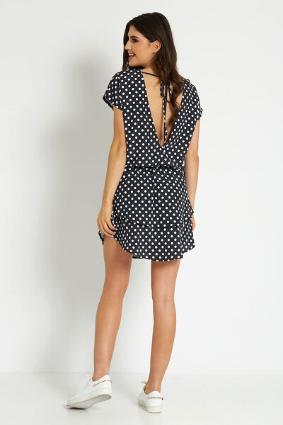 Zwiewna sukienka mini z materiału w groszki