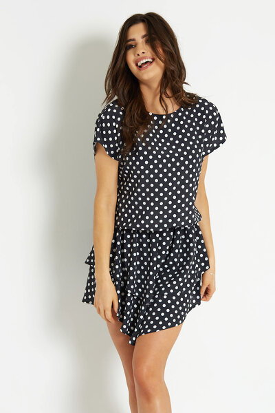 Zwiewna sukienka mini z materiału w groszki