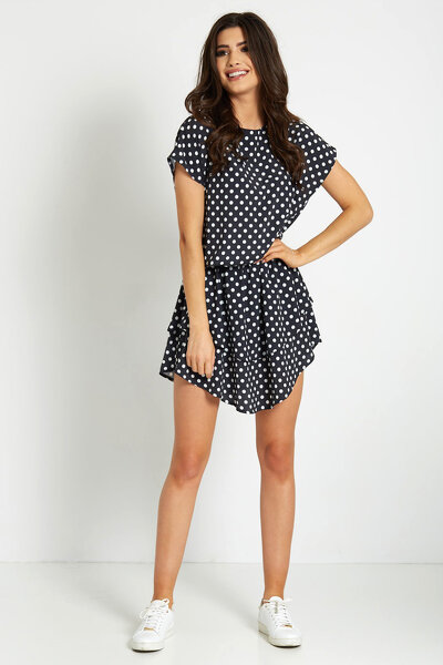 Zwiewna sukienka mini z materiału w groszki