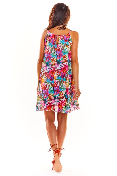 Zwiewna sukienka o trapezowym kroju z przewagą różu